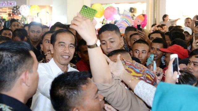 Jokowi belanja di mall, Makassar, Sulawesi Selatan (Foto: Biro Pers Setpres)