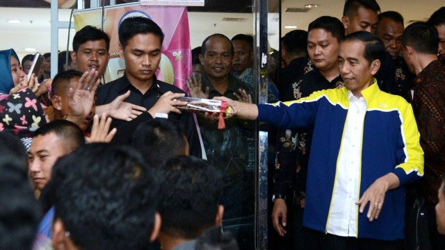 Jokowi belanja di mall, Makassar, Sulawesi Selatan (Foto: Biro Pers Setpres)