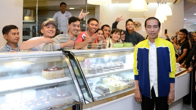 Jokowi belanja di mall, Makassar, Sulawesi Selatan (Foto: Biro Pers Setpres)