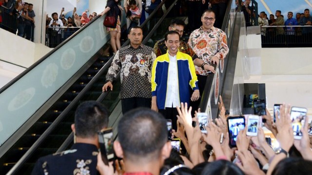 Jokowi belanja di mall, Makassar, Sulawesi Selatan (Foto: Biro Pers Setpres)