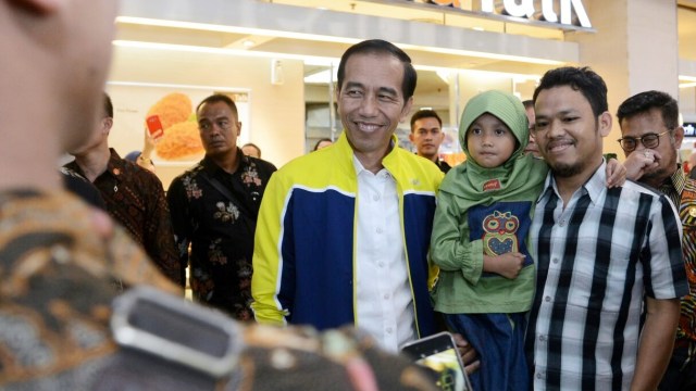 Jokowi belanja di mall, Makassar, Sulawesi Selatan (Foto: Biro Pers Setpres)