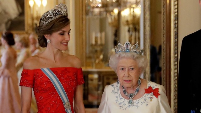 Ratu Letizia dan Ratu Elizabeth (Foto: Reuters)