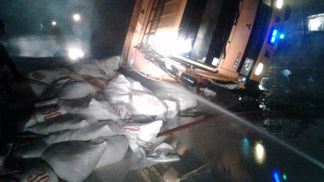 Truk menimpa mobil Honda Jazz  (Foto: Dok. Basarnas Jawa Tengah)