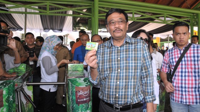 Gubernur Djarot menggunakan JakCard Bank DKI Foto: Abdul/Antara