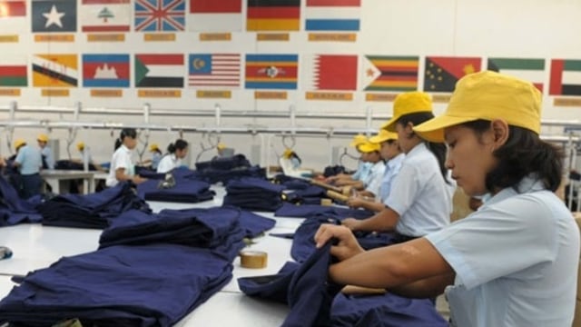 Buruh bekerja di Industri Garment (Foto: ANTARA/Saptono)