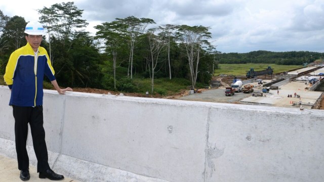 Jokowi meninjau Tol Balikpapan-Samarinda (Foto: Biro Pers Setpres)