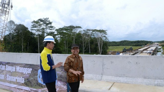 Jokowi meninjau Tol Balikpapan-Samarinda Foto: Biro Pers Setpres