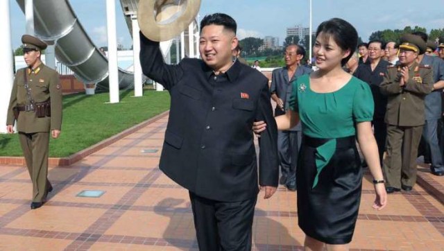 Kim Jong Un dan istrinya, Ri Sol Ju. (Foto: KCNA KCNA / REUTERS)