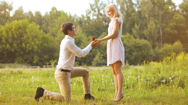 Pria melamar kekasihnya. (Foto: Thinkstock)