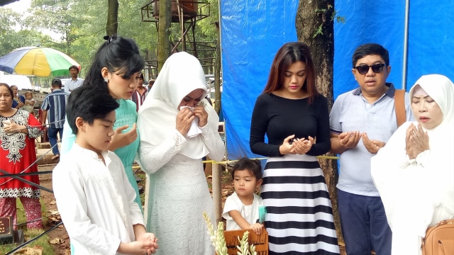 Keluarga jupe di TPU Pondok Rangon. (Foto: Yurika Kencana/kumparan)
