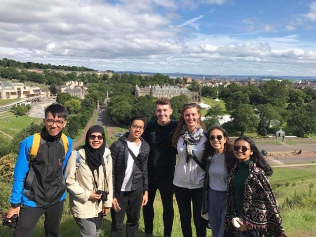 Bersama delegasi negara lain di Arthur's Seat (Foto: Dok. Maria Sattwika)