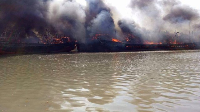 Kebakaran kapal di Utara Pulau Seprapat. (Foto: Dok. Sutopo Purwo)