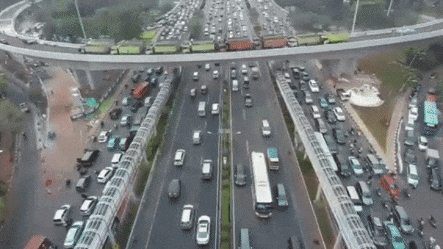 Uji Beban Statis di Proyek Simpang Susun Semanggi (Foto: Instagram/ptwijayakarya)