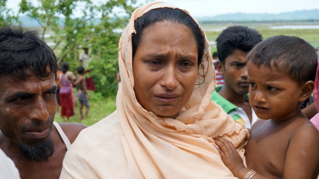 Perempuan Rohingya menggendong anaknya. (Foto: REUTERS/Simon Lewis)