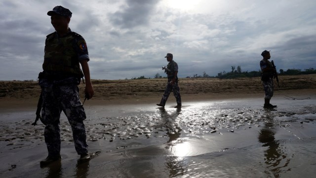Tentara Myanmar memburu Rohingya. (Foto: REUTERS/Simon Lewis)