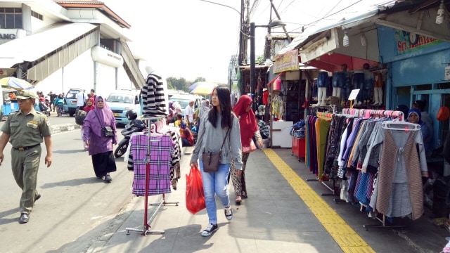 Trotoar yang disalahgunakan untuk berdagang (Foto: Wahyuni Sahara/kumparan)