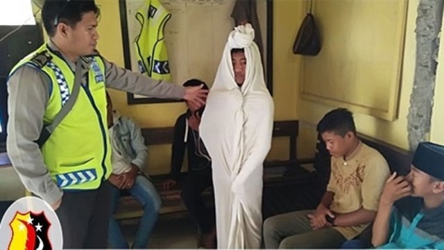 Pocong yang menakut-nakuti warga (Foto: tribratanewsdotcom)