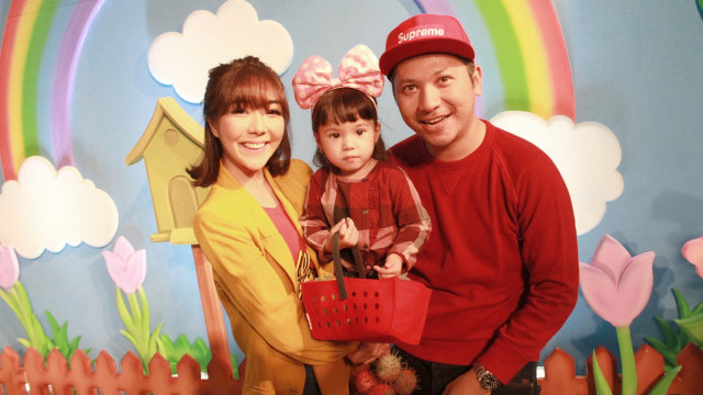 Keluarga Gading Marten di video klip Sarwendah. (Foto: Munady)