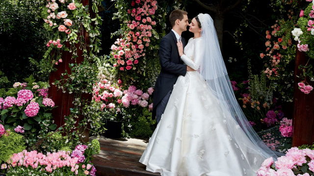 Gaun pengantin Dior milik miranda. (Foto: Patrick DeMarchelier)