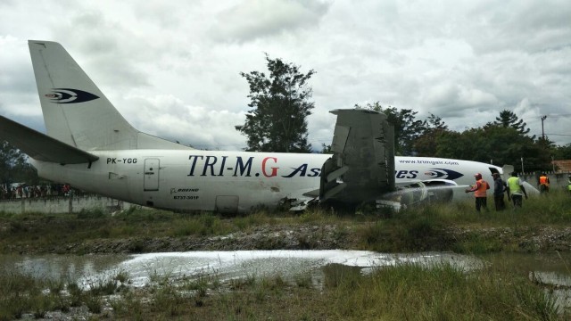 Pesawat Boeing Tri MG keluar landasan di Wamena (Foto: Dok. Istimewa)