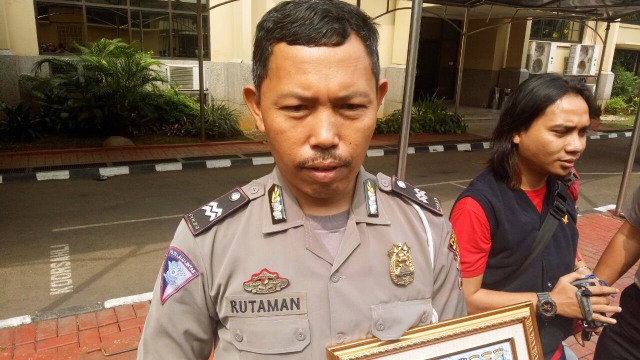 Aiptu Rutaman dapat penghargaan dari Kapolri (Foto: Aria Pradana/kumparan)