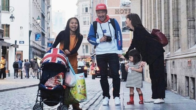 Liburan Gading-Gisel dengan pengasuh Gempi. (Foto: Instagram/@siti_syalalah)