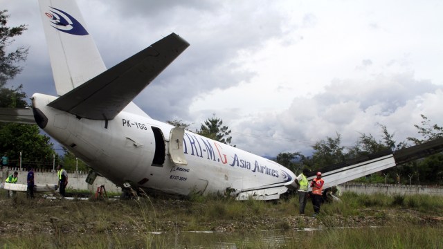Pesawat kargo terpelincir di Bandara Wamena (Foto: ANTARA FOTO/Iwan Adisaputra)