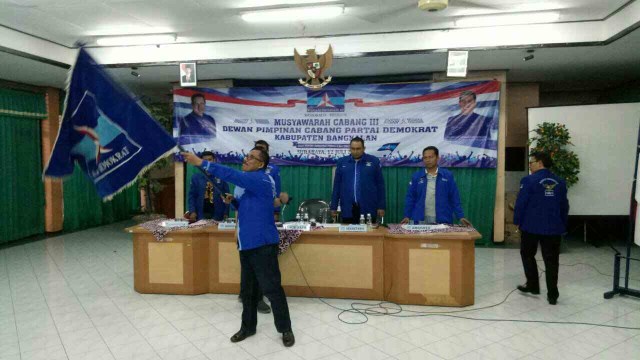 Abdurrahman, Antara Cak Munir, Besi Tua dan Demokrat