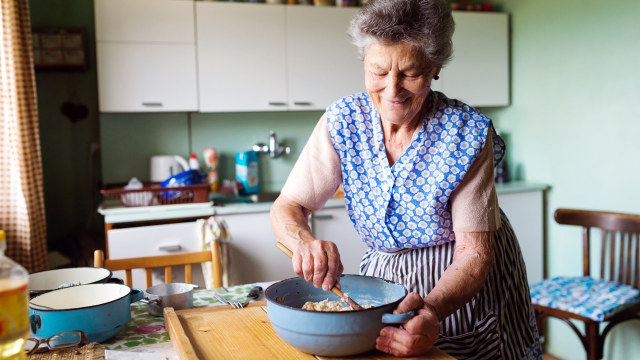 Membuat kue bisa membuat bahagia (Foto: thinkstock)