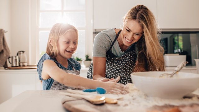 Membuat kue bisa tingkatkat kreatifitas (Foto: thinkstock)