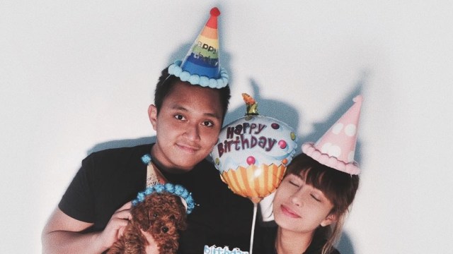 Oka Mahendra dan Awkarin (Foto: Instagram/@awkarin)