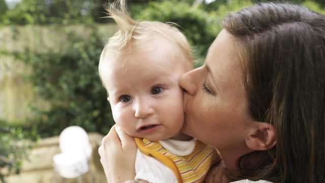 Hindari mencium bayi sembarangan (Foto: Thinkstock)