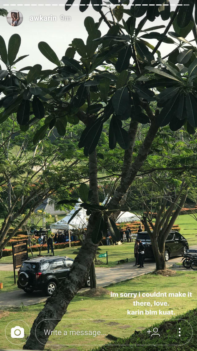 Pemakaman Oka, mantan pacar Awkarin. (Foto: Instagram/@awkarin)