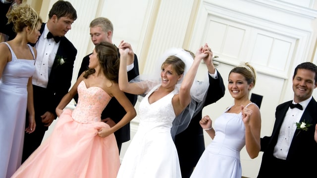 Datang ke acara pernikahan (Foto: Thinkstock)