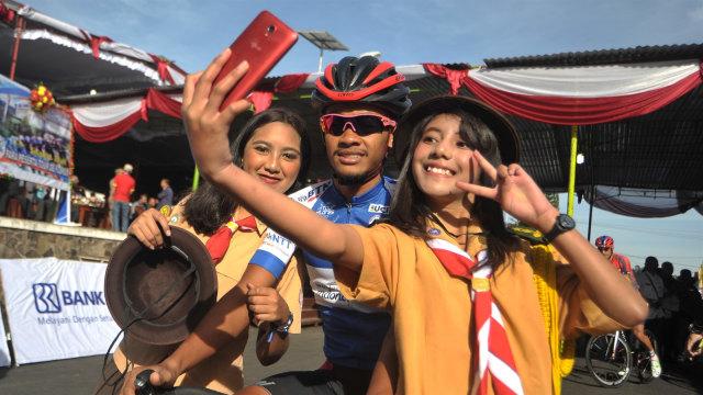 Imam berpose bersama anak-anak Flores. (Foto: Nyoman Budhiana/ANTARA)