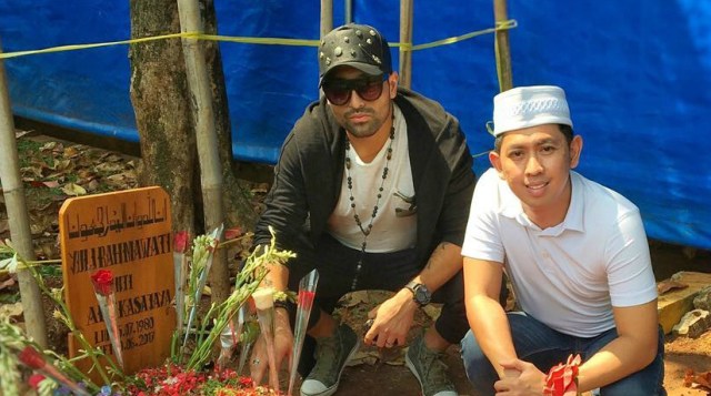 Gaston Castano nyekar ke makam Jupe (Foto: Instagram @markonengjtown)