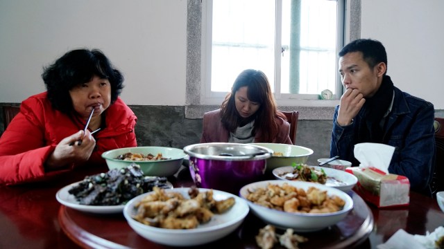 Zhao Yuqing bersama Wang Quanming dan ibunya (Foto: Reuters)