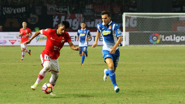 Duel di laga Persija vs Espanyol. (Foto: ANTARA/Risky Andrianto)