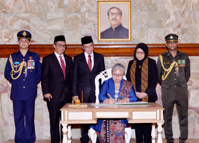 Dubes RI untuk Bangladesh Rina Soemarno Serahkan Surat-Surat Kepercayaan kepada Presiden (1)