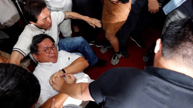 Ribut di parlemen Taiwan (Foto: Reuters/Tyrone Siu)