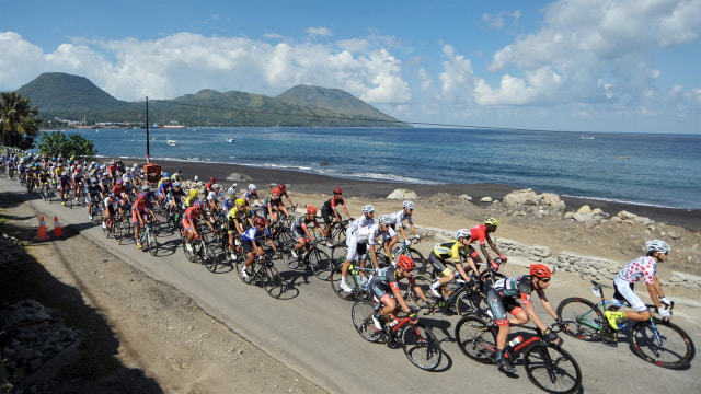 Trek Tour de Flores di pinggir laut. (Foto: Nyoman Budhiana/ANTARA)