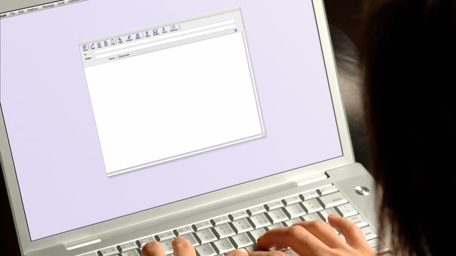 Ilustrasi menulis email (Foto: Thinkstock)