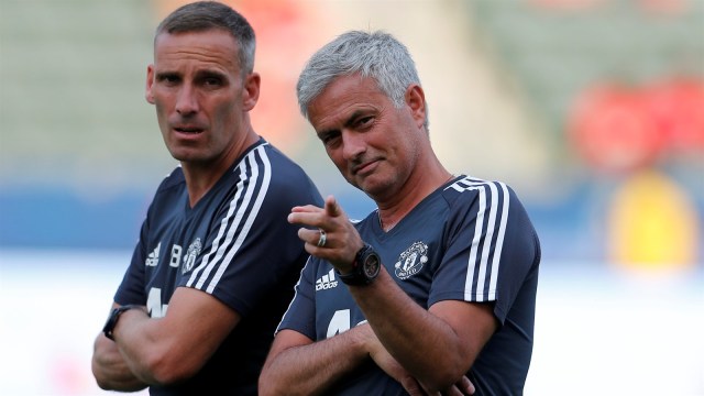 Mourinho di sesi latihan Man United. (Foto: Lucy Nicholson/Reuters)