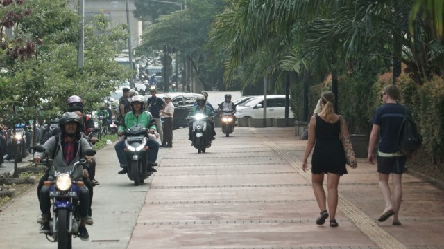 Koalisi pejalan kaki mencegat pengendara bermotor (Foto: Aditia Noviansyah/kumparan)