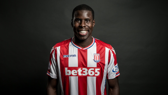 Zouma resmi dipinjamkan Chelsea ke Stoke. (Foto: Twitter/StokeCity)