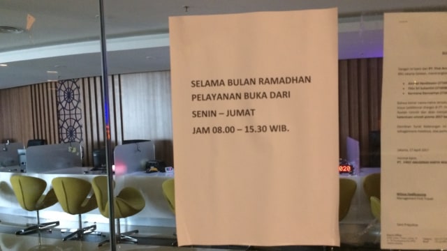 Kantor First Travel terkunci dan nampak sepi (Foto: Kelik Wahyu/kumparan)