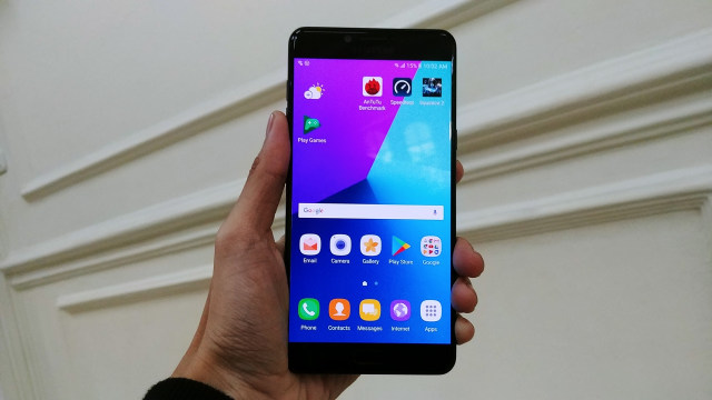 Ponsel Samsung Galaxy C9 Pro. (Foto: Jofie Yordan/kumparan)