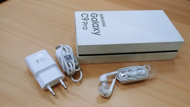 Boks ponsel Samsung Galaxy C9 Pro. (Foto: Jofie Yordan/kumparan)