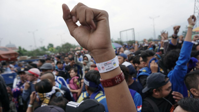 Bobotoh antre memasuki stadion (Foto: Aditia Noviansyah/kumparan)