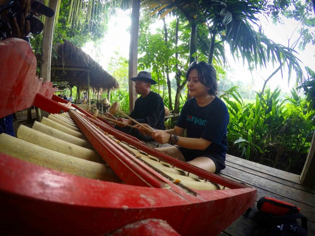 Mencoba Angklung Paglak, Alat Musik Tradisional Khas Banyuwangi